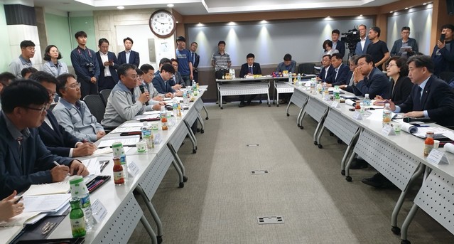 ▲ 13일 민주당 미세먼지대책특위가 한일시멘트 단양공장을 방문해 배출시설 실태를 보고 받고 공장관계자들과 이야기를 나누고 있다.ⓒ민주당 충북도당