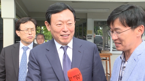 ▲ 신동빈 롯데 회장이 13일(미국시간) 백악관에서 도널드 트럼프 대통령과 면담을 가진 후 취재진의 질문에 답하고 있다. ⓒ연합뉴스