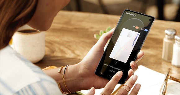 ▲ 갤럭시 S10으로 삼성 페이를 사용하는 모습ⓒ삼성전자