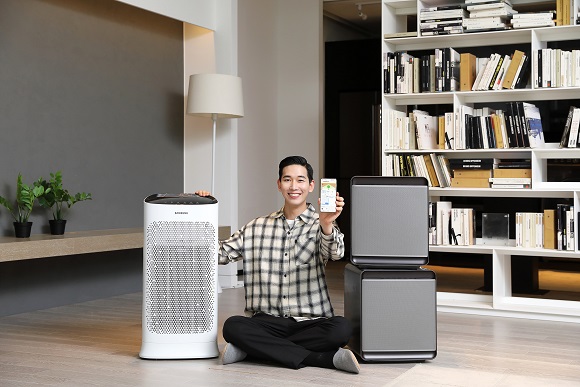 ▲ 삼성전자 모델이 실내 공기질 통합 관리 서비스 '스마트싱스 에어'를 소개하고 있다.ⓒ삼성전자