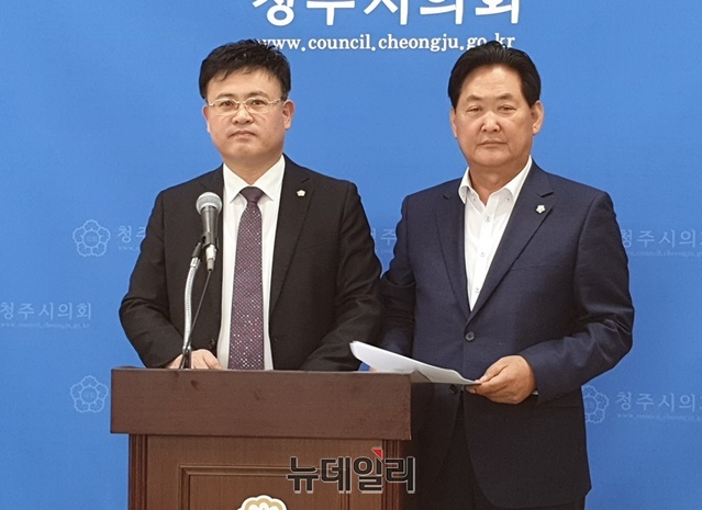 ▲ 14일 청주시의회 이영신(민주당,사진왼쪽)·신언식(민주당)의원이 국회 김수민의원의 소각장 환경영향평가 범위 축소가 악용될 소지가 있다는 발언에 대해 반박하고 있다.ⓒ박근주 기자