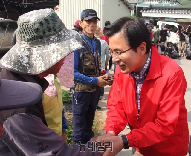 ▲ 14일 오전 9시 충북 제천시 송학면 흑석무도리 마을을 방문한 자유한국당 황교안 대표가 마을주민들과 반갑게 인사를 나누고 있다.ⓒ목성균 기자