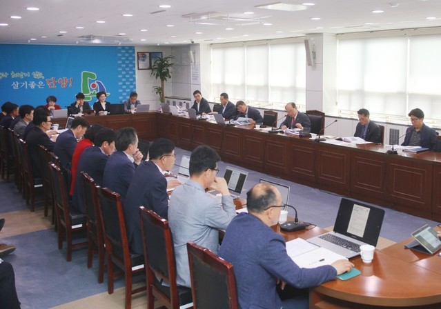 ▲ 단양군이 류한우 군수 주재로 2020 정부예산 확보를 위한 추진보고회를 열고 있다.ⓒ단양군