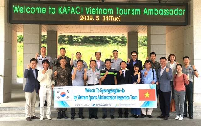 ▲ 베트남 점검단이 문경 국군체육부대를 방문해 단체기념촬영을 하고 있다.ⓒ경북문화관광공사