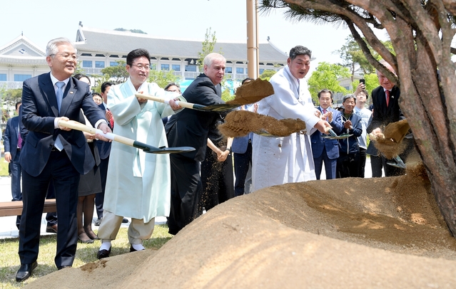 ▲ 앤드루 왕자가 도청 정원에서 기념식수를 하고 안민관 1층 로비에 전시된 작품들을 관람했다.ⓒ경북도