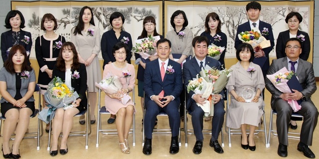 ▲ 충북도교육청은 14일 제38회 스승의 날을 맞아 유공 교원을 시상했다.ⓒ충북도교육청