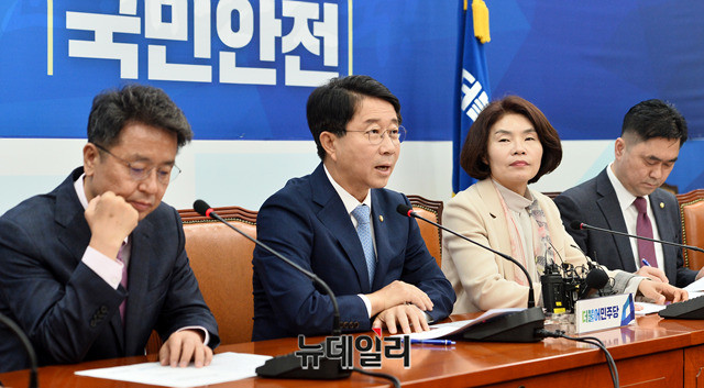 ▲ 조정식 더불어민주당 정책위의장이 30일 오전 국회에서 열린 원내대책회의에서 모두발언을 하고 있다. ⓒ박성원 기자