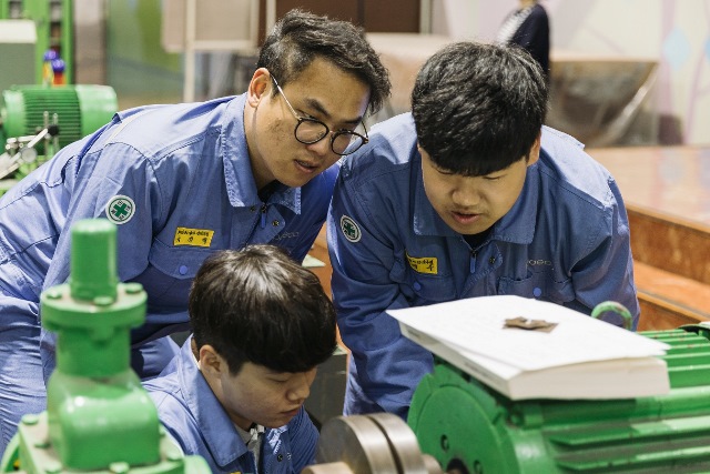 ▲ 포스코 협력사 양성과정에 참여한 교육생들이 직무 교육을 받고 있다.ⓒ포스코