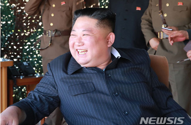 ▲ 지난 9일 단거리 미사일 발사를 지켜보며 낄낄대는 김정은. ⓒ뉴시스. 무단전재 및 재배포 금지.