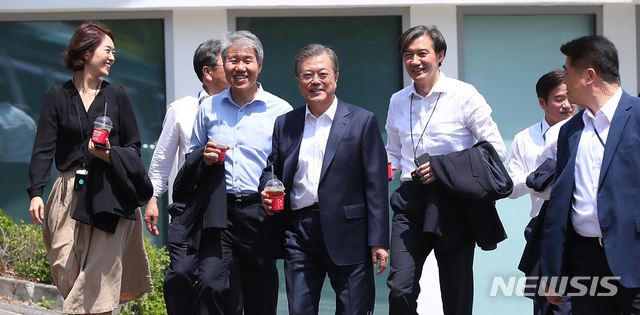 ▲ 문재인 대통령이 10일 서울 종로구 삼청동 한 식당에서 참모진과 청국장으로 점심 식사를 마친 후 여민관으로 향하고 있다. ⓒ뉴시스