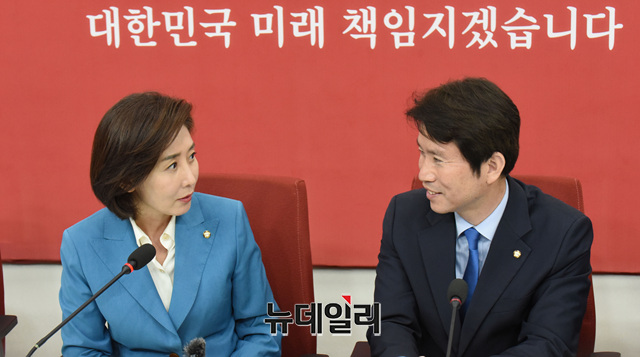 ▲ 이인영 더불어민주당 신임 원내대표가 9일 국회에서 나경원 자유한국당 원내대표를 만나 환담을 나누고 있다. ⓒ이종현 기자