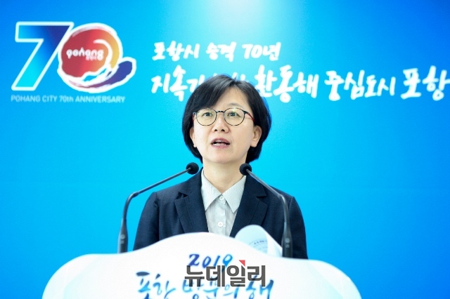 ▲ 박혜경 포항시 북구보건소장이 포항시청 브리핑룸에서 ‘걷기+하는 건강+도시 포항 만들기 프로젝트 추진’관련 브리핑을 하고 있다.ⓒ뉴데일리