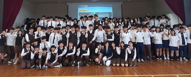 ▲ 충북도의회는 14일 보은고에서 하유정 의원 주재로 찾아가는 의회교실을 열어 학생들에게 의정 체험을 통한 정치 과정과 민주시민으로서의 역할 등을 경험할 수 있는 장을 만들었다.ⓒ충북도의회