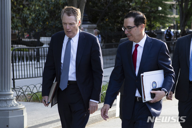 ▲ 로버트 라이트하이저 미 무역대표부(USTR) 대표(왼쪽)와 스티븐 므누신 미 재무장관ⓒ뉴시스