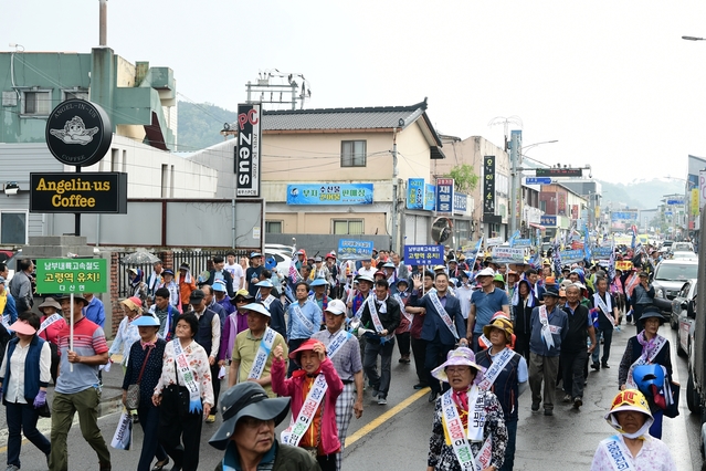 ▲ 14일 열린 결의대회 거리행진에서는 문화누리 야외공연장에서 출발해 축협네거리를 지나 중앙네거리까지 진행됐는데 8개 읍면과 농악대가 뒤따른 대규모 행렬에서 ‘고령역’유치를 바라는 군민들의 염원이 고스란히 담겨졌다.ⓒ고령군