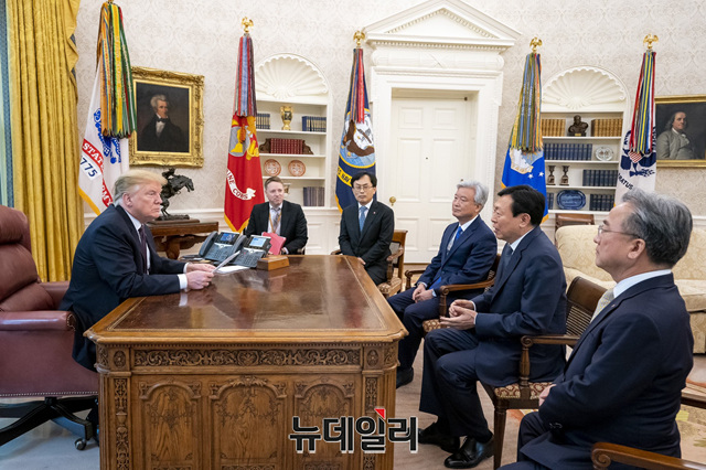 ▲ 면담나누는 트럼프 미국 대통령과 신동빈 롯데그룹 회장ⓒDonald J. Trump Twitter