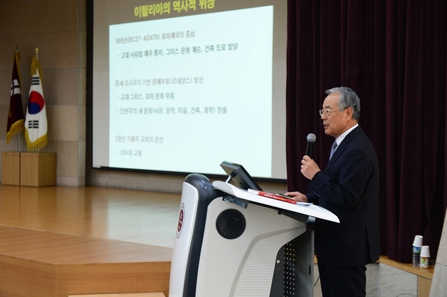 ▲ 13일 오후 대구보건대학교 본관3층 대회의실에서 열린 바른문화교육 특강에서 김경석 대사가 강연을 하고 있다.ⓒ대구보건대