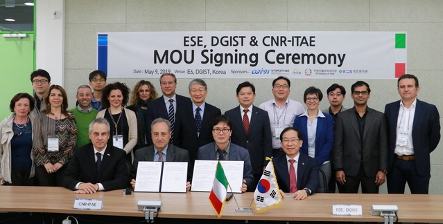 ▲ DGIST와 이탈리아 CNR-ITAE 협약 체결 후 양 기관 관계자들이 함께 기념촬영을 하고 있다.ⓒDGIST