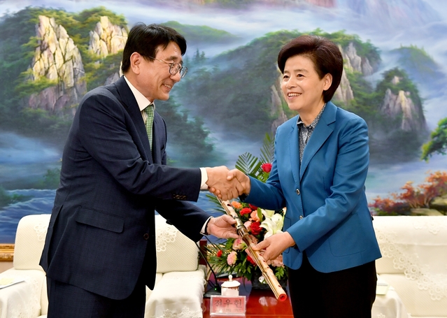 ▲ 전우헌 경북도 경제부지사(왼쪽)가 지난 13일 셴휘 닝샤주석을 만나 환담을 나누고 있다.ⓒ경북도