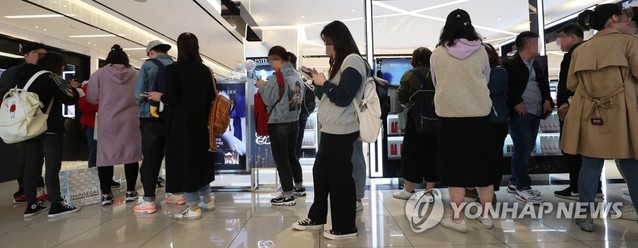 ▲ 정부가 포화상태인 시내면세점을 새로 허용한다. 한국면세점협회에 따르면 지난달 국내 면세점 매출은 2조1천656억원으로 처음으로 2조원을 돌파했다. 사진은 16일 오전 서울 신세계면세점 명동점의 모습. ⓒ연합뉴스