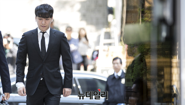 ▲ 승리(29·본명 이승현)가 14일 오전 10시 영장실질심사를 받기 위해 서울중앙지법에 출석하고 있다. ⓒ뉴데일리 DB