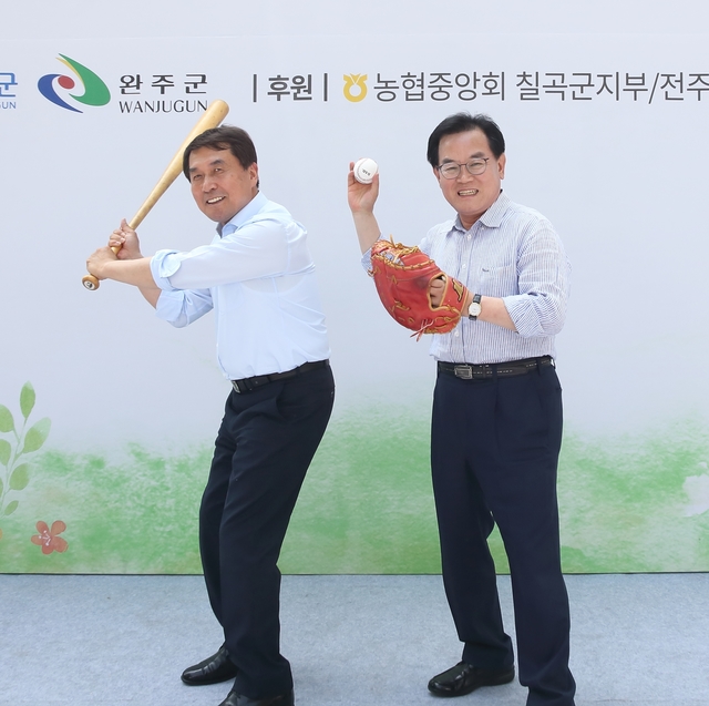 ▲ 백선기 칠곡군수(오른쪽)와 박성일 완주군수는 지난 14일 서울 청계광장에서 열린 농특산물 직판행사에서 스포츠 문화분야 교류활성화를 위해 기념 촬영을 했다.ⓒ칠곡군