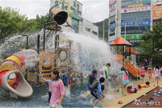 ▲ 대구시는 시민들이 도심 속에서 폭염을 즐기며 시원한 여름철을 보낼 수 있도록 금호강 산격 대교 상류 잔디광장에 야영장 개장을 16일부터 8월 29일까지 운영한다. 사진은 북구 함지공원 물놀이장.ⓒ대구시