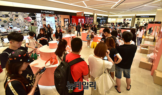 ▲ 정부의 시내면세점 신규 특허 발표에 면세업계의 셈법이 복잡하다. 시장 점유율을 끌어올리기 위해 추가 신규 매장이 필요하지만, 중국 단체관광객 대신 ‘따이궁(보따리상)’에 의존하는 현재 상황으로서는 수익성을 장담할 수 없기 때문이다.ⓒ뉴데일리 DB