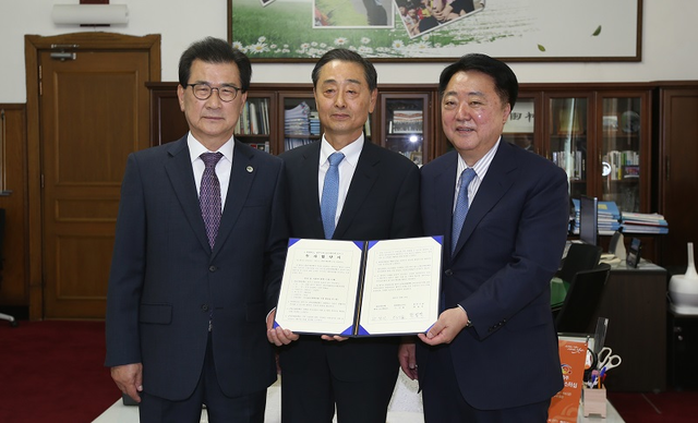 ▲ 충북 청주시가 충북도와 함께 15일 오전 충북도청에서 ㈜디에프텍과 250억 원 규모의 투자협약을 가졌다.ⓒ청주시