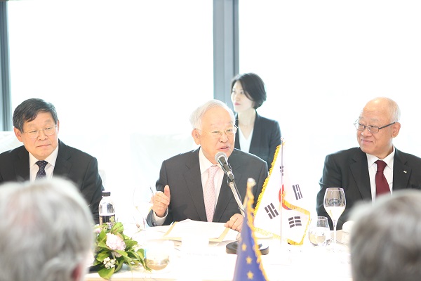 ▲ 손경식 한국경영자총협회 회장(가운데)이 15일 서울 종로 포시즌스호텔에서 열린 ‘주한 유럽연합 대사단 오찬간담회’에서 인사말을 하고 있다. ⓒ경총