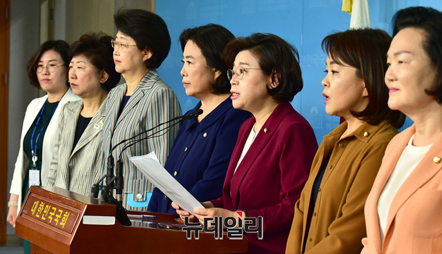 ▲ 자유한국당 여성의원들이 (송희경, 박순자, 박인숙, 김승희, 김정재, 윤종필) 15일 오전 국회 정론관에서 자유한국당 나경원 원내대표 죽이기 여당 규탄 기자회견을 열고 있다.ⓒ이종현 기자
