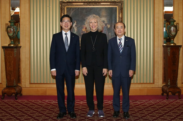 ▲ 양승조 충남도지사가 15일 서울 임페리얼 펠리스에서 국제환경단체인 그린피스 제니퍼 리 모건 사무총장과 김정욱 녹색성장 위원장을 만나 기후변화와 미세먼지 대응 등에 대해  논의했다.(왼쪽부터)양승조 충남도지사, 그린피스 제니퍼 리 모건 사무총장, 김정욱 녹색성장 위원장.ⓒ충남도