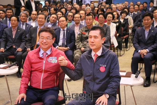 ▲ 이철우 도지사(왼쪽)가 15일 오후 포항시청 대회의실에서 열린 포항시민 소통간담회에서 이강덕 시장과 손을 맞잡고 파이팅을 외치고 있다.ⓒ뉴데일리