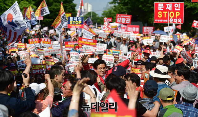▲ 황교안 자유한국당 대표가 11일 오후 대구 달서구 대구문화예술회관 앞에서 열린 문재인 정권 규탄 4차 장외집회에서 지지자들에게 둘러싸여 있다. ⓒ정상윤 기자