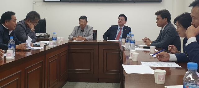 ▲ 정우택 의원(청주 상당)이 15일 오후 청주 오창읍사무소 에서 오창 후기리 지역민들과 주민간담회를 가졌다.ⓒ정우택 의원 사무실