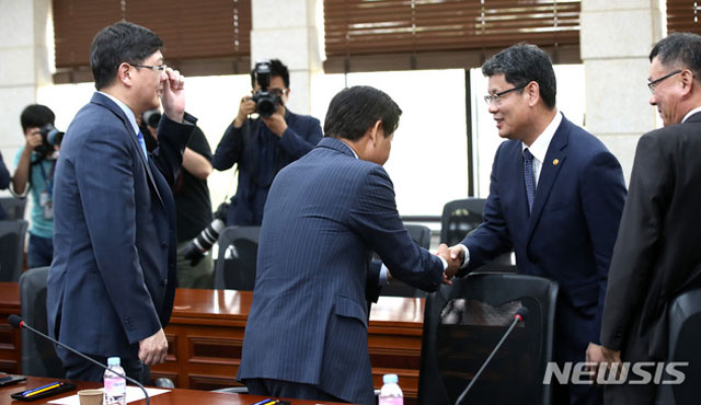 ▲ 지난 14일 서울 삼청동 남북회담본부에서 김홍걸 민화협 회장 등과 만나는 김연철 통일부 장관. ⓒ뉴시스. 무단전재 및 재배포 금지.