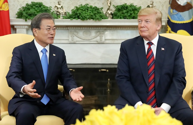 ▲ 문재인 대통령이 4월 11일 오후(현지시각) 미국 워싱턴 백악관에서 도널드 트럼프 미국 대통령과 한미 정상회담을 하고 있다. ⓒ뉴시스