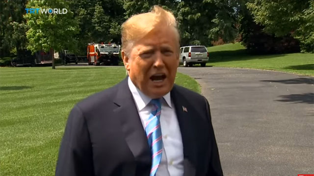 ▲ 백악관에서 기자들과 마주치자 