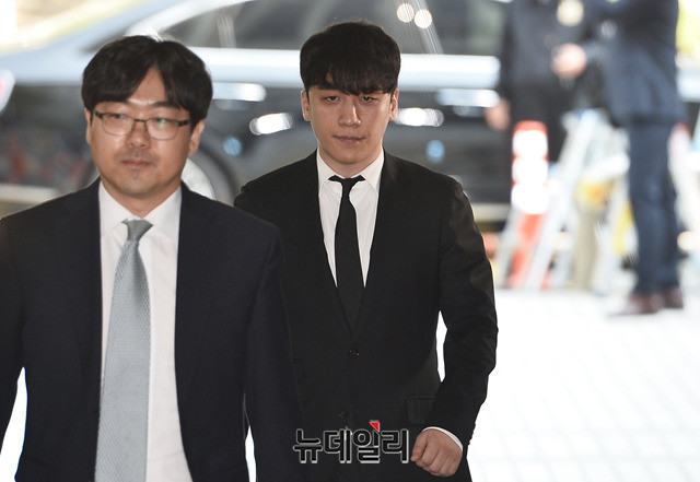 ▲ 성매매 알선 등의 혐의를 받은 가수 승리(29·본명 이승현)가 14일 서울 서초구 서울중앙지법에서 영장실질심사를 받기 위해 입장하고 있다. ⓒ박성원 기자