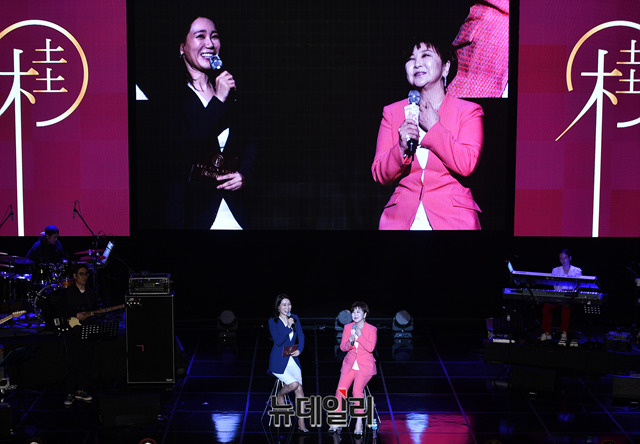 ▲ 가수 계은숙이 15일 오후 서울 마포구 서강대학교 메리홀에서 열린 새 앨범 'Re:Birth(리:버스) 쇼케이스에서 포토타임을 갖고 있다. 이번 앨범의 타이틀 곡인 'Re:Birth'는 계은숙이 기존에 추구한 엔카, 발라드 장르에서 벗어나 강하고 터프한 느낌의 팝 밴드와 허스키한 보이스가 어우러진 곡이다. 앨범은 총 9곡의 신곡과 3곡의 리메이크 곡으로 구성됐다. ⓒ박성원 기자