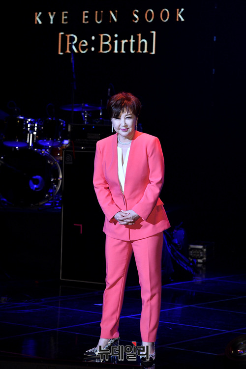 ▲ 가수 계은숙이 15일 오후 서울 마포구 서강대학교 메리홀에서 열린 새 앨범 'Re:Birth(리:버스) 쇼케이스에서 포토타임을 갖고 있다. 이번 앨범의 타이틀 곡인 'Re:Birth'는 계은숙이 기존에 추구한 엔카, 발라드 장르에서 벗어나 강하고 터프한 느낌의 팝 밴드와 허스키한 보이스가 어우러진 곡이다. 앨범은 총 9곡의 신곡과 3곡의 리메이크 곡으로 구성됐다. ⓒ박성원 기자