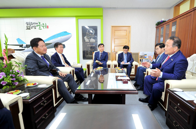 ▲ 군위군 김영만 군수(제일 오른쪽)가 15일 대구경북통합공항 사업절차 등을 논의하기 위해 군위군을 방문한 서주석 국방부차관을 비롯한 국방부 관계자들을 만나 공항 이전에 대한 얘기를 나누고 있다.ⓒ군위군