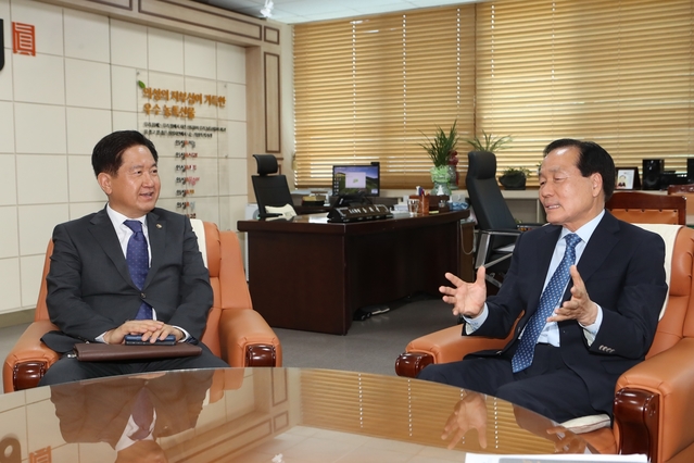 ▲ 김주수 의성군수(오른쪽)가 15일 서주석 국방부 차관을 만나 얘기를 대구 군공항 이전과 관련한 얘기를 나누고 있다.ⓒ의성군