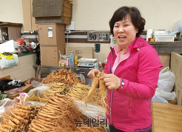 ▲ 김정화 금산수삼센터 총무가 “아무리 대체식품 등이 넘쳐도 사포닌이 풍부한 우리 인삼이 최고”라고 설명하고 있다.ⓒ박근주 기자