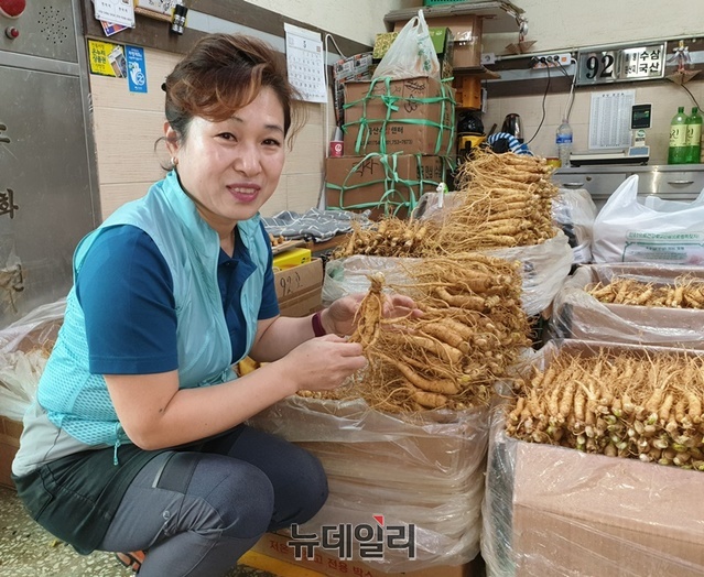 ▲ 금산수삼센터 최선이 씨가 수삼을 보여주며 다문화 가정 등에 대한 홍보 마켓팅을 하고 있다고 밝혔다.ⓒ박근주 기자