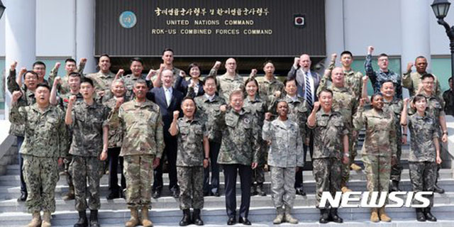 ▲ 2017년 6월 한미연합사령부를 찾은 문재인 대통령. ⓒ뉴시스. 무단전재 및 재배포 금지.