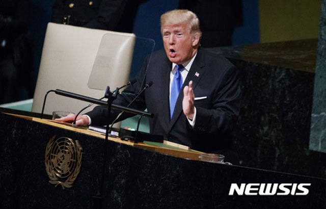 ▲ 2017년 9월 유엔 총회에서 연설하는 도널드 트럼프 미 대통령. 트럼프 대통령은 김정은을 향해 '화염과 분노'를 보게 될 것이라고 말한 데 만족하지 않고 유엔총회 연설에서 '북한 완전파괴'라는 경고를 했다. ⓒ뉴시스. 무단전재 및 재배포 금지.