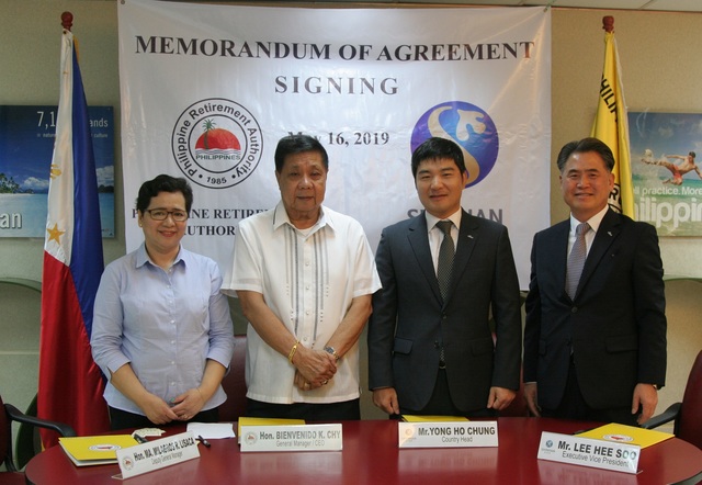 ▲ 16일 필리핀 마닐라에 위치한 필리핀 은퇴청 본점에서 열린 ‘은퇴비자 예치금 지정은행 업무 협약식’에서 이희수 신한은행 부행장(오른쪽 첫번째)과 정용호 신한은행 마닐라지점장(오른쪽에서 두번째), 비엔베니도(Bienvenido) 필리핀 은퇴청장(오른쪽에서 세번째)이 협약식을 마친 후 기념촬영을 하고 있다.ⓒ신한은행