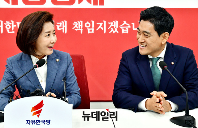 ▲ 오신환 바른미래당 신임 원내대표가 16일 오전 국회 자유한국당 원내대표실을 찾아 나경원 원내대표를 예방하고 악수를 나누고 있다. ⓒ이종현 기자