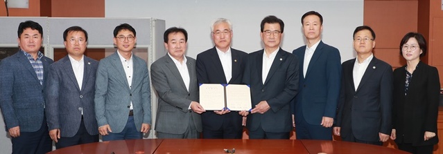 ▲ 충북도와 진천군, 기상청은 16일 도청에서 기상기후인재개발원 건립을 위한 업무협약을 맺었다.ⓒ충북도